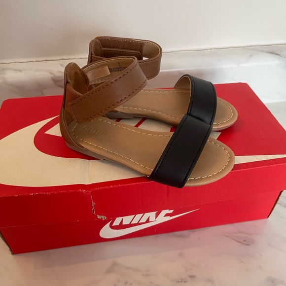 Practically New: Old navy Cute sandal 👡 size 6 - Picture 3 of 4